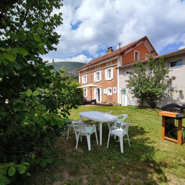 Gîte cosy avec avec jardin et parking privatifs - Hautes Vosges, hotel in Saint-Amé