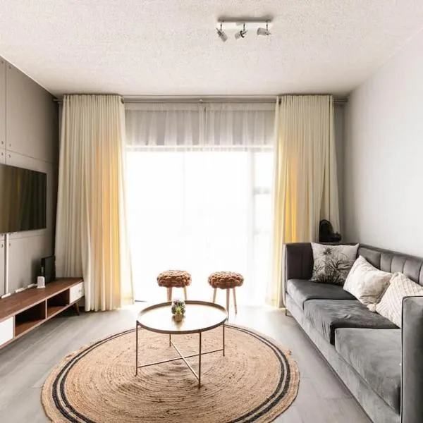 Chic, luxurious & spacious with backup power., hotel en Sandton