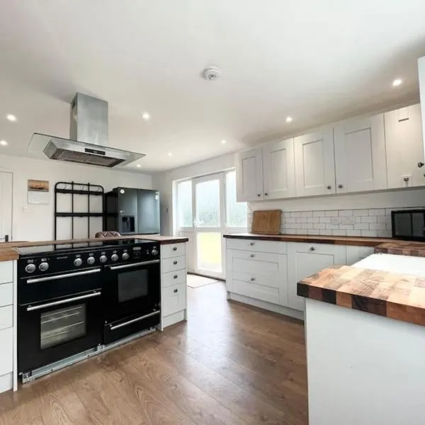 Bright Bungalow with 3 bedrooms and Garden in Porthlevan、ポースレーヴェンのホテル