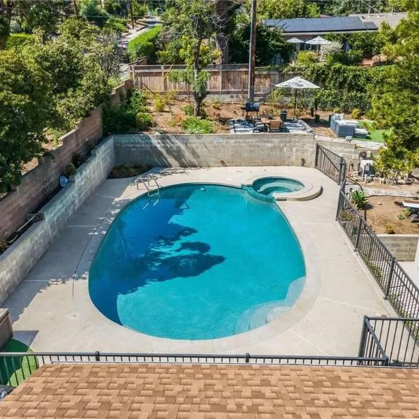 Salt Water Pool Over Look Rocky Mountain View, Hotel in Sierra Madre