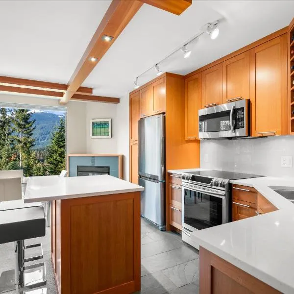 Ski In/Out, Steam Shower, Pool, Hot Tub, Sauna, hotel in Whistler
