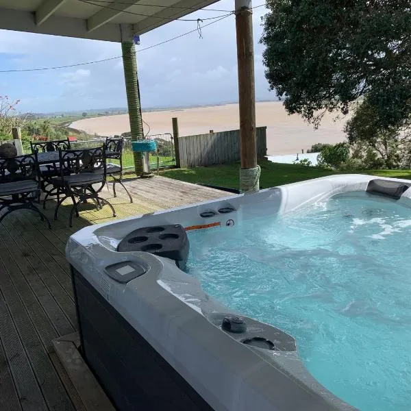 Large riverfront home with spa and stage, hotel v mestu Dargaville
