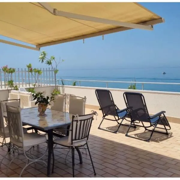 Attico una finestra sulle Isole Eolie, hotel v destinácii Brolo