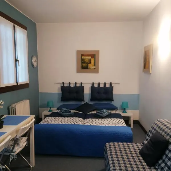 B&B- La Casa Blu- Forum di Assago, Humanitas, Milanofiori, IEO – hotel w mieście Rozzano