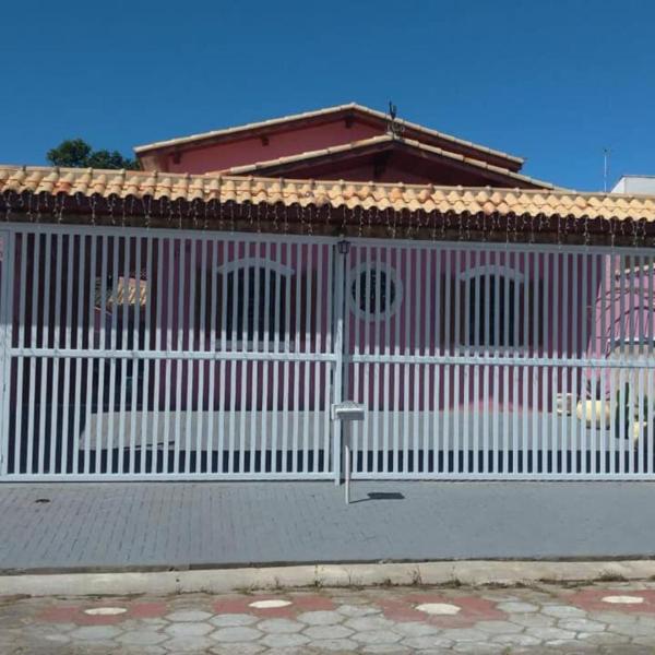 Casa Rosa de Peruíbe - Casa de Temporada 3 dormitórios, 10 hóspedes, piscina, wi-fi, netflix, 800 metros da praia