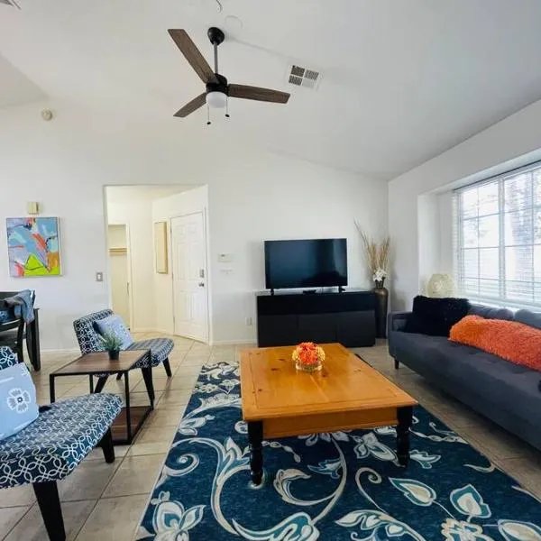 Cozy 3 Bedrooms Town home in Chandler with community pool, hotel v destinaci Chandler