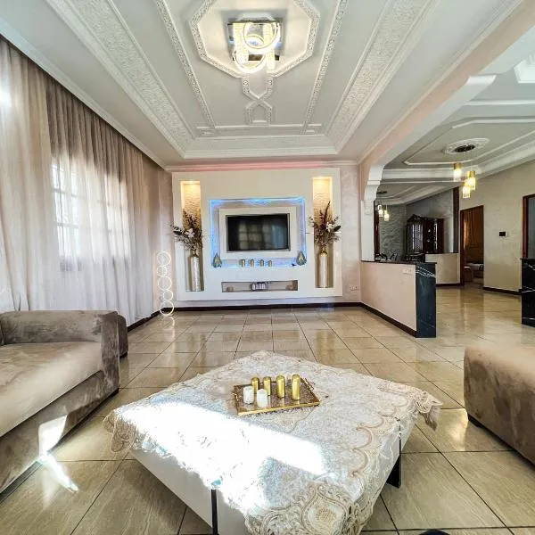 Charatane, 2 bedroom, spacious & bright 100m² at 200m beach: Kenitra şehrinde bir otel