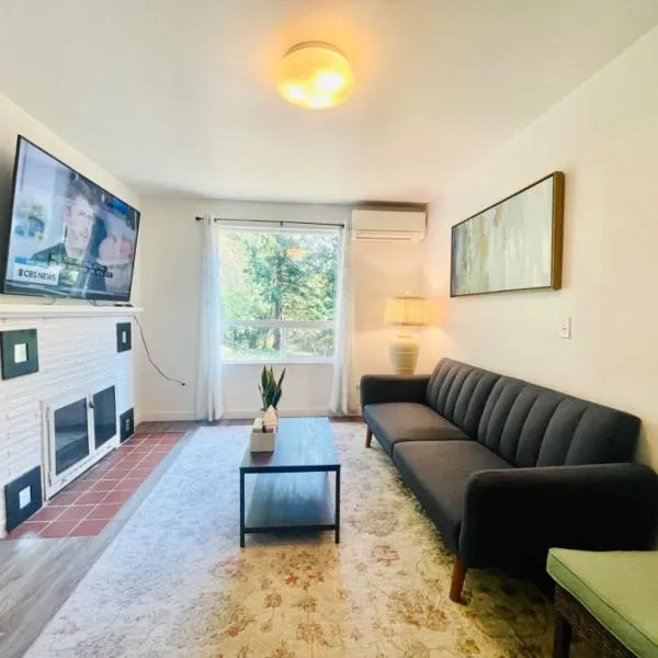 Super Privacy Lakeshore Forest Home with Air Conditioners at Haller Lake, hotel in Seattle