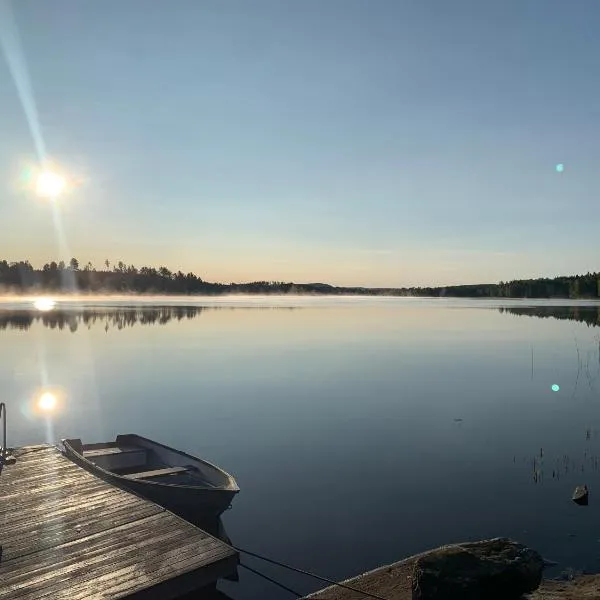 Cozy cottage by the lake, Charlottenberg, hotel v destinaci Åmotsfors