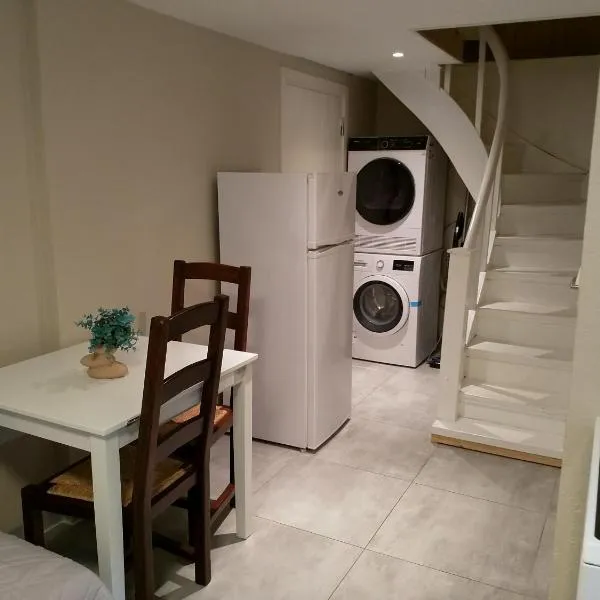 Newly Renovated 2 Bedrooms Apartment - Walking distance to Everything in Moss, Hotel in Moss