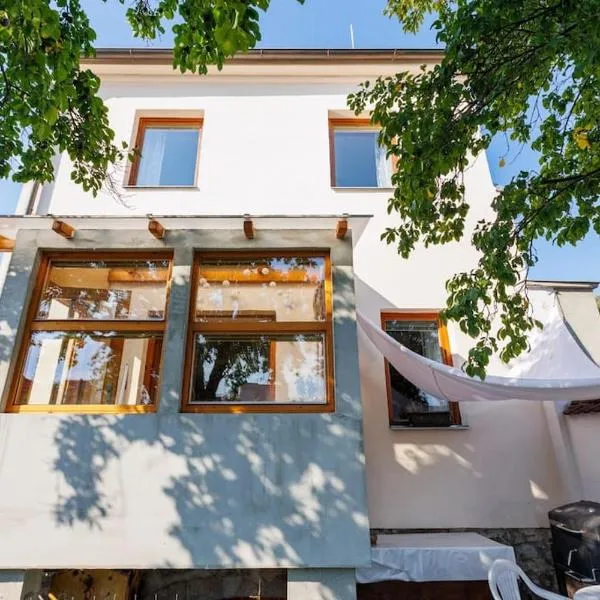 Entire house with garden near Prague, hotel v Benešově