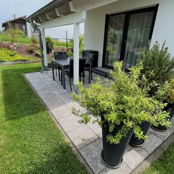 Ferienwohnung Helga: Schnaitsee şehrinde bir otel