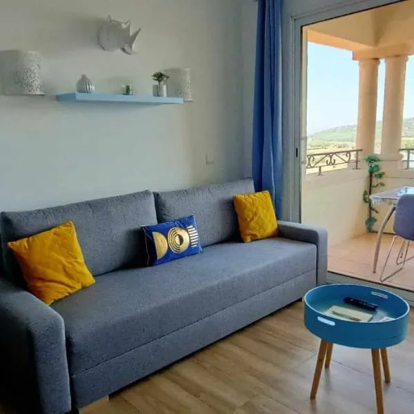 Appartement vue panoramique au domaine et golf de pont royal, hotel din Mallemort