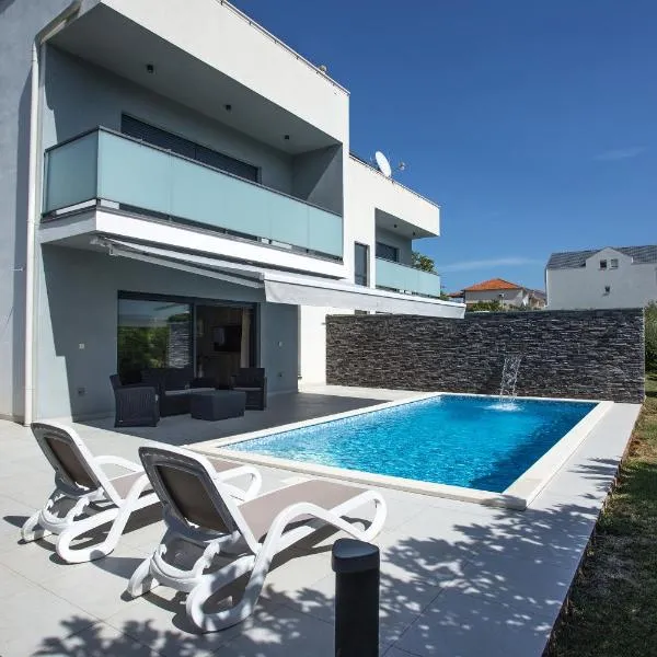 Villa TeSa 1 - heated swimming pool: Okrug Donji şehrinde bir otel