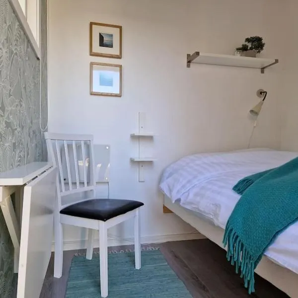 Övernattningsrum i separat gästhus på Sävastön, hotel v destinaci Boden