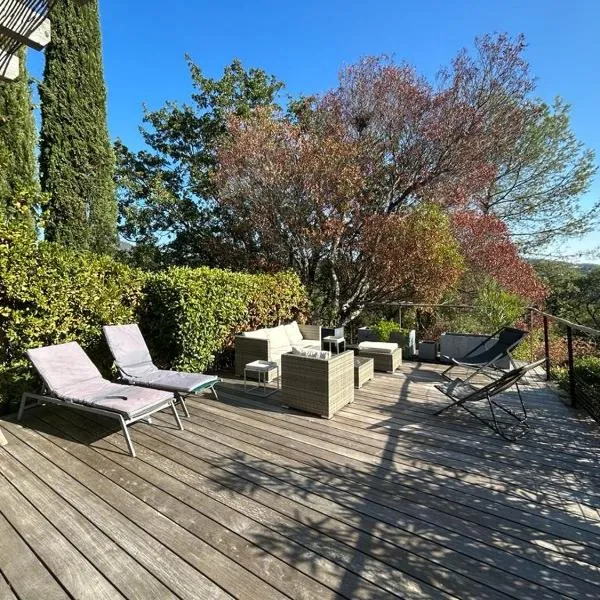 Les restanques maison des chênes vue mer 6 personnes, hotel in Grimaud