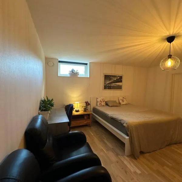 Spacious private room in a shared Vegan Apartment, viešbutis mieste Surte