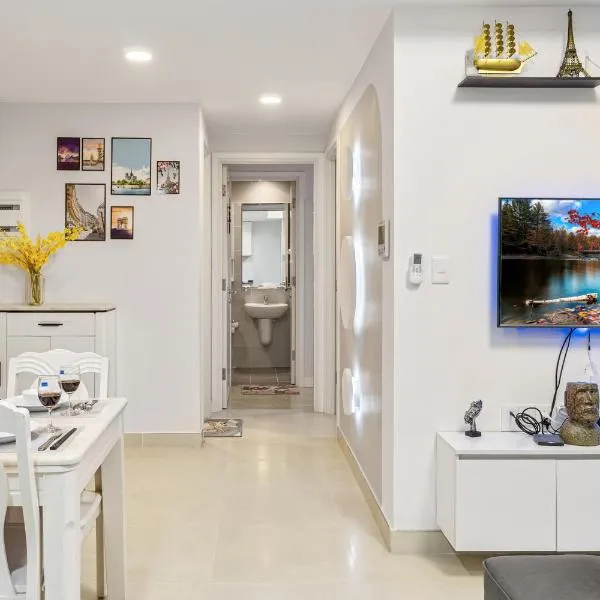 Cozy 2 Bedrooms Condo in T1 Masteri Thao Dien, Fully Furnished With Full Amenities, hotel in Ho Chi Minh City
