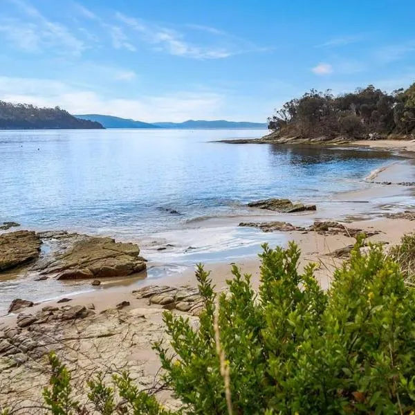 Peaceful Bruny Island Shack, hotel v destinaci Dennes Point