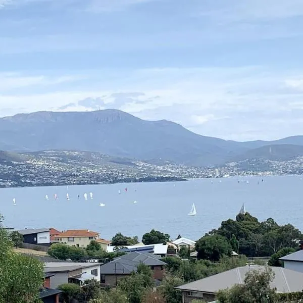 Stunning water view home in Hobart, hotel v destinaci Hobart