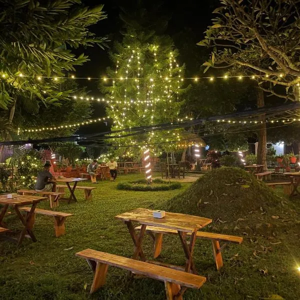 Hotel Tharu Garden And Beer Bar, hotel v destinaci Chitwan