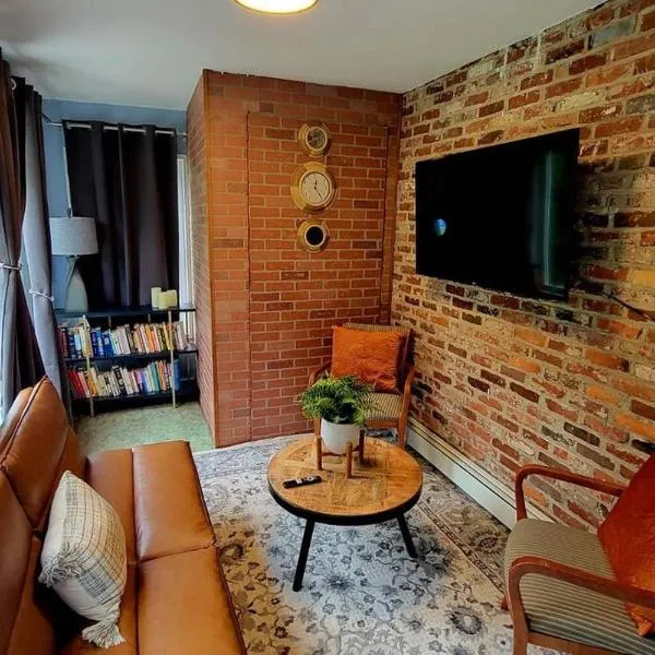 Unique & Peaceful Boston Home( Free Parking), hotel in Boston