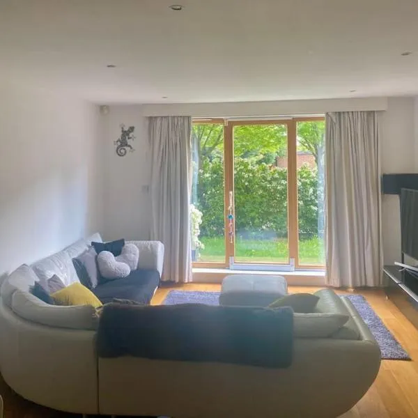 Lovely and spacious Wimbledon Flat, hotel in London