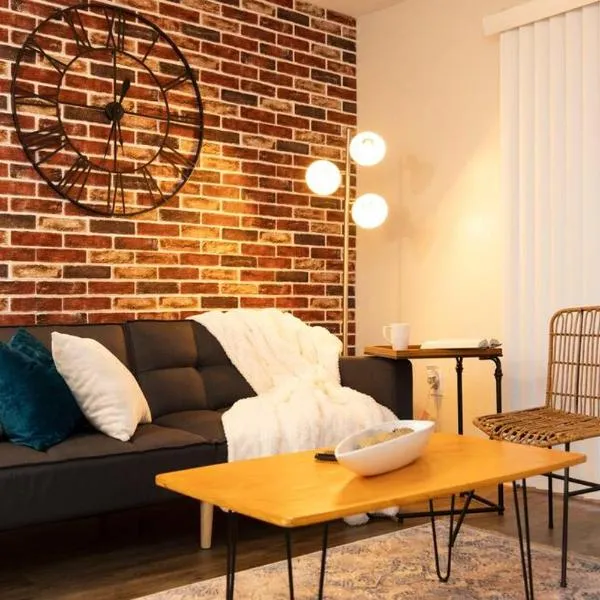 Rustic Luxe Loft , A King Bed Hideout with Edge, hotel v destinaci Gainesville
