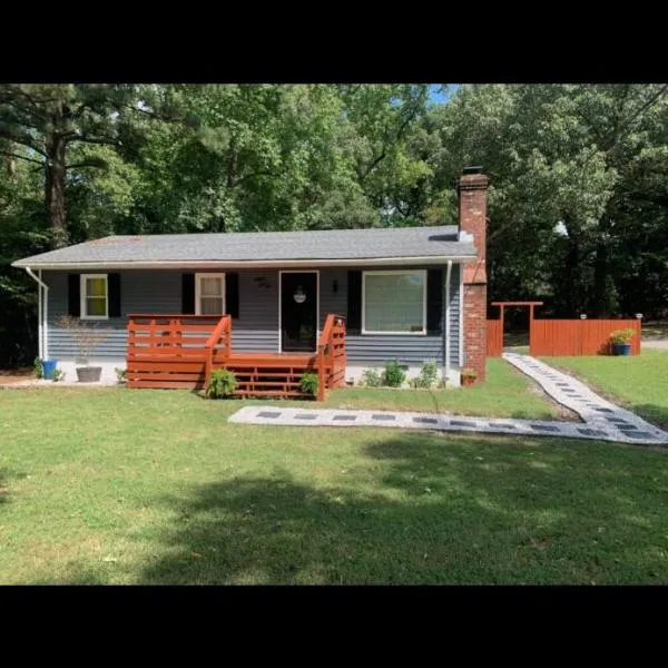 Serene Retreat! 420 friendly in designated area, 3 minutes to downtown Richmond, hotel in Richmond