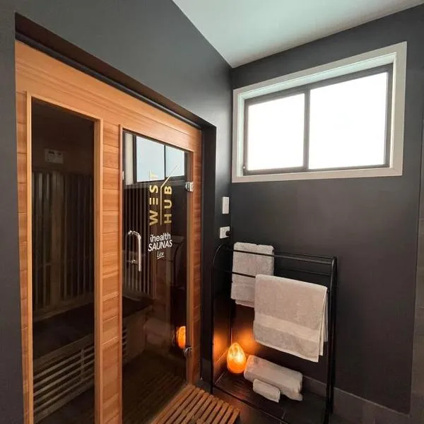 WEST HUB. Private Infrared Sauna near city & much more! New purpose built loft style!, Hotel in Brookfield