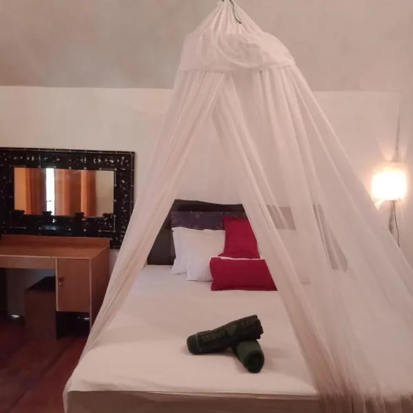 Why Not Bar And Bungalows #2, hotel di Pawenang