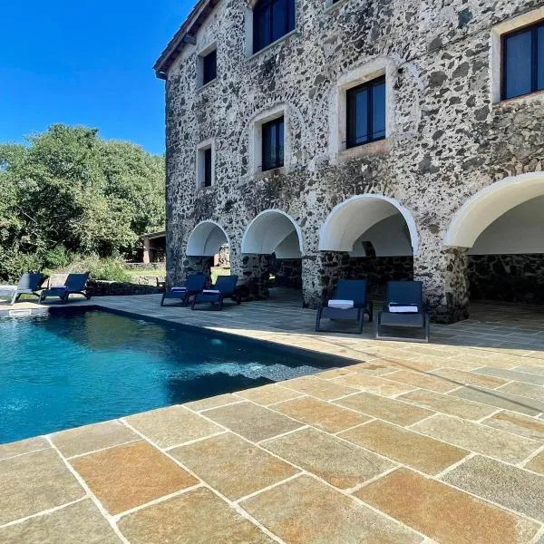 Spacious Country House for 8 near Olot Remote Work & Nature Escape, hotel a Olot