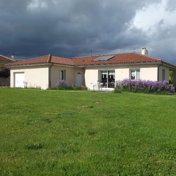 maison plein pied sur grand terrain VIELLE, hotel en Ytrac