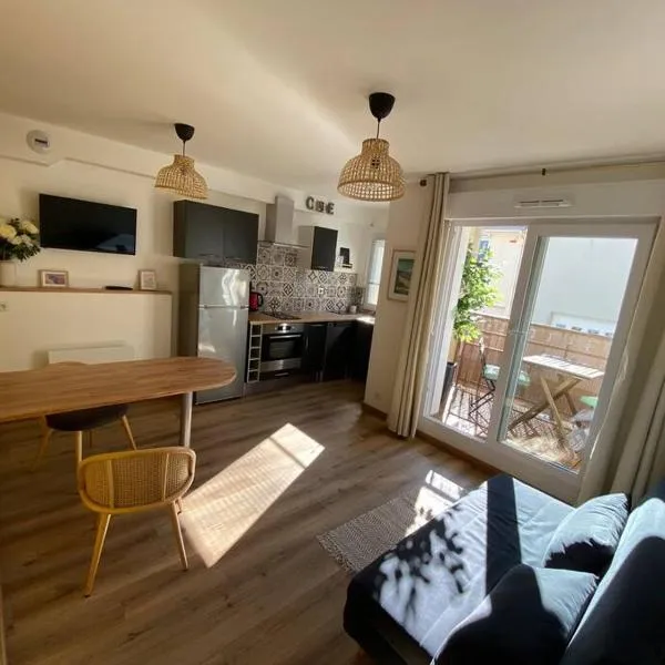 A 50 m de la plage, appartement de 35 m2 : Les pieds salés, hotel in Bréhal