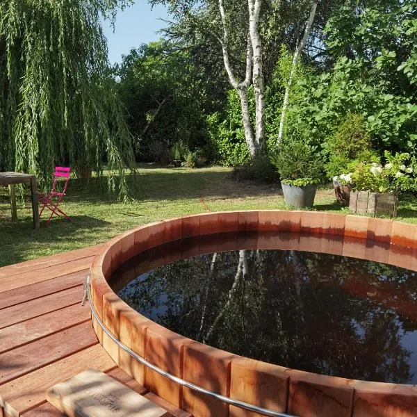 2 chambres avec jardin et jacuzzi dans une maison familiale, hotel in Noisy-le-Roi