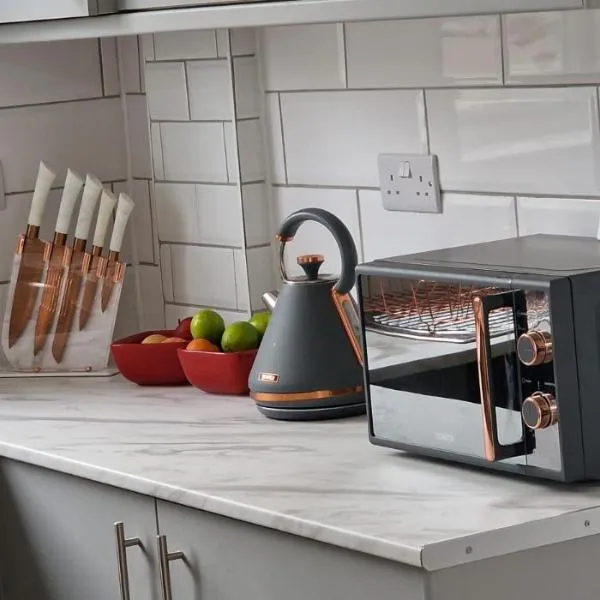 SHM Stays Leicester. Newly Renovated!! 15 min drive from City Centre, University. 9 min Drive to Leicester City Stadium, 5 min drive to M1 & M69. 2 min walk to bus stop., hotel en Leicester