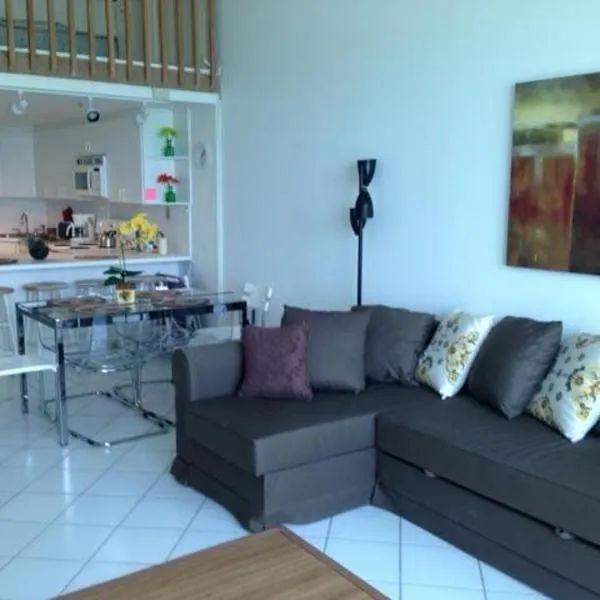 Castle M4 Beachfront Balcony Loft, FREE Parking, Pool, Tennis, Beach Access, hotel em Miami Beach