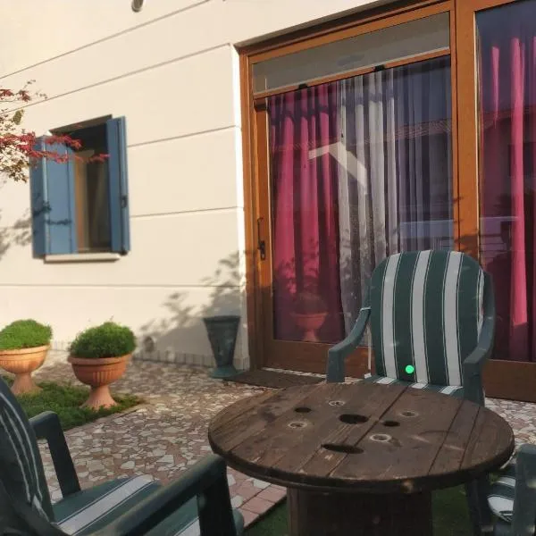 La tua casa meravigliosa con giardino, hotel v destinaci Fontanafredda