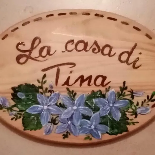 La casa di Tina - Civenna, hótel í Civenna