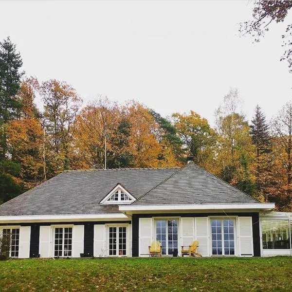 Maison Canadienne dans la forêt, hotel in Tourville-sur-Pont-Audemer