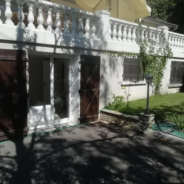 Logement avec 2 chambres pour 5 personnes maxi, hotel em Saint-Éloy-de-Gy