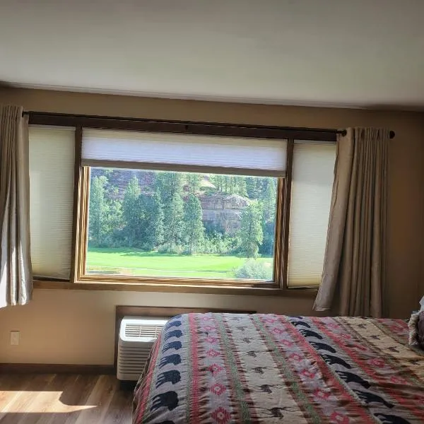 Remodeled Tamarron Lodge unit - Amazing views and 10 miles to Purgatory!, hotel v destinaci Durango