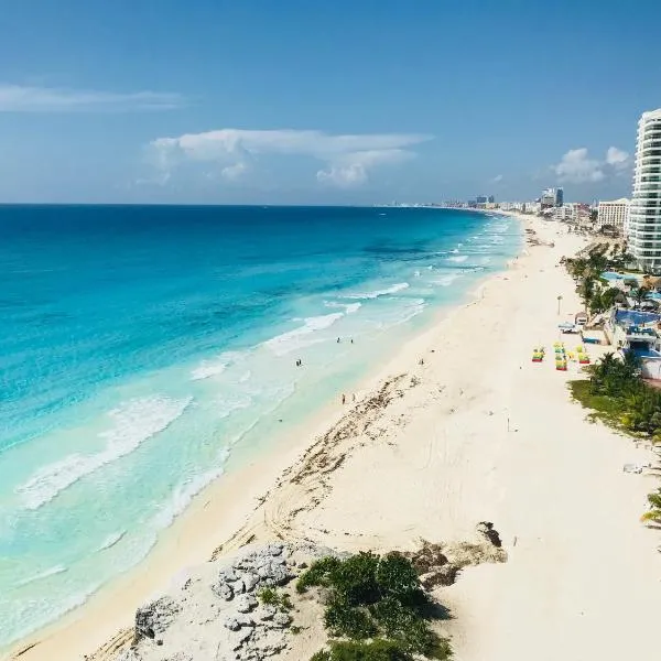2 Story Oceanfront Penthouses on Cancun Beach!: Cancún şehrinde bir otel