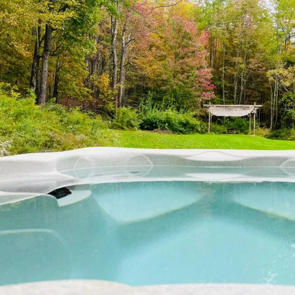 Cozy and Charming Cottage with Jacuzzi and Fire Pit!, hotel a Callicoon