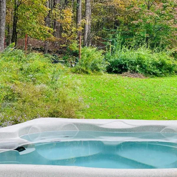 Cozy Cottage with Jacuzzi and Fire Pit and Reading Nook!, hotel v destinaci Livingston Manor