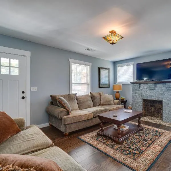 1001 Sevier Bungalow 2 Mi to Neyland Stadium!, hotel in Knoxville