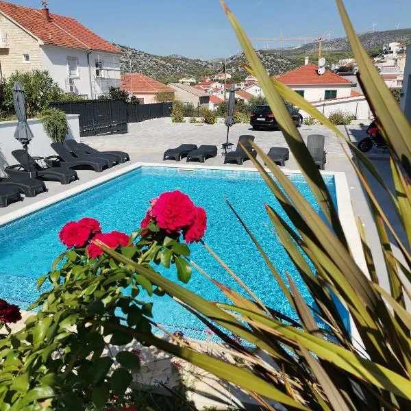 Villa Barbara & Zoran with heated swimming pool, hotel v destinaci Seget Vranjica