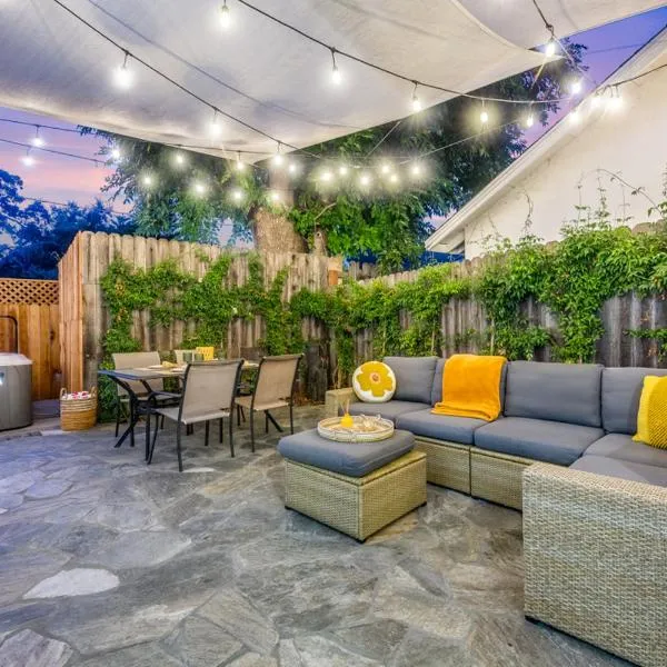 Modern Cottage, Hot Tub, Bistro Patio, Putting Green, Walk to All!, khách sạn ở Thousand Oaks