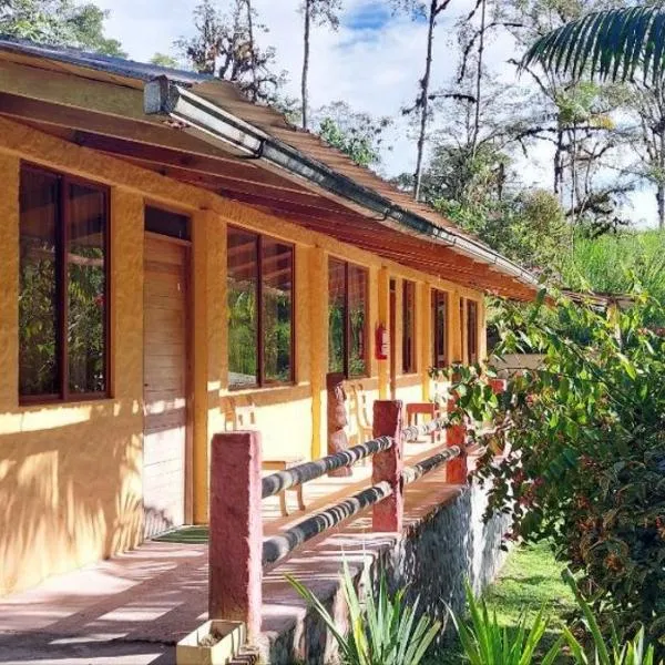 Mindo Loma bird lodge, hotel in San Miguel de los Bancos