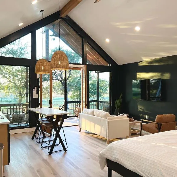 Relaxing Modern stay on a Ranch, hotel v destinaci Cedar Creek